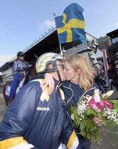 Melander receiving a celebratory kiss on the Swedish victory with the U.S.-bred trotter | Kanal75