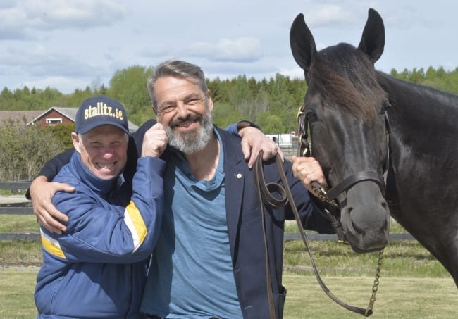 Stefan Melander (left) and his 2016 Elitlopp champ Nuncio were clowning around Wednesday with Pierre Pilarksi, owner of French Triple Crown champion Bold Eagle. Both Nuncio and Bold Eagle will contend Sunday's Elitlopp | www.stalltz.se